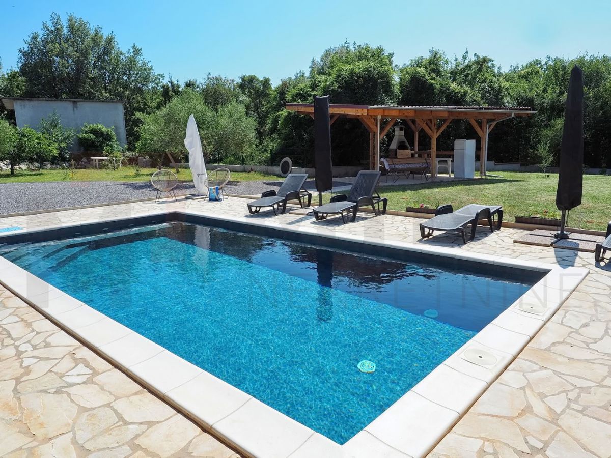 Dobrinj, hiša s 3 apartmaji, bazenom in velikim vrtom, NAPRODAJ!
