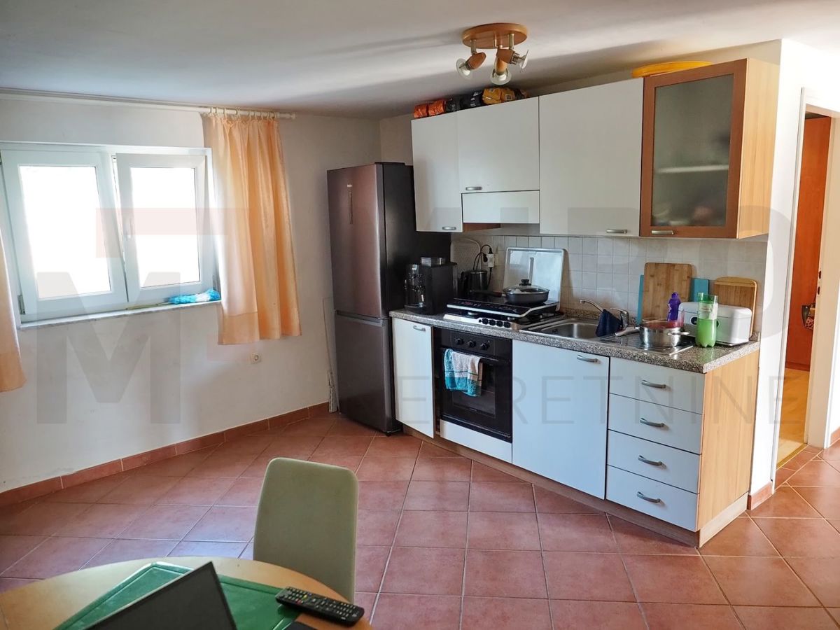 Dobrinj, hiša s 3 apartmaji, bazenom in velikim vrtom, NAPRODAJ!