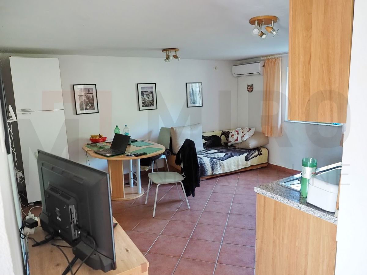 Dobrinj, hiša s 3 apartmaji, bazenom in velikim vrtom, NAPRODAJ!