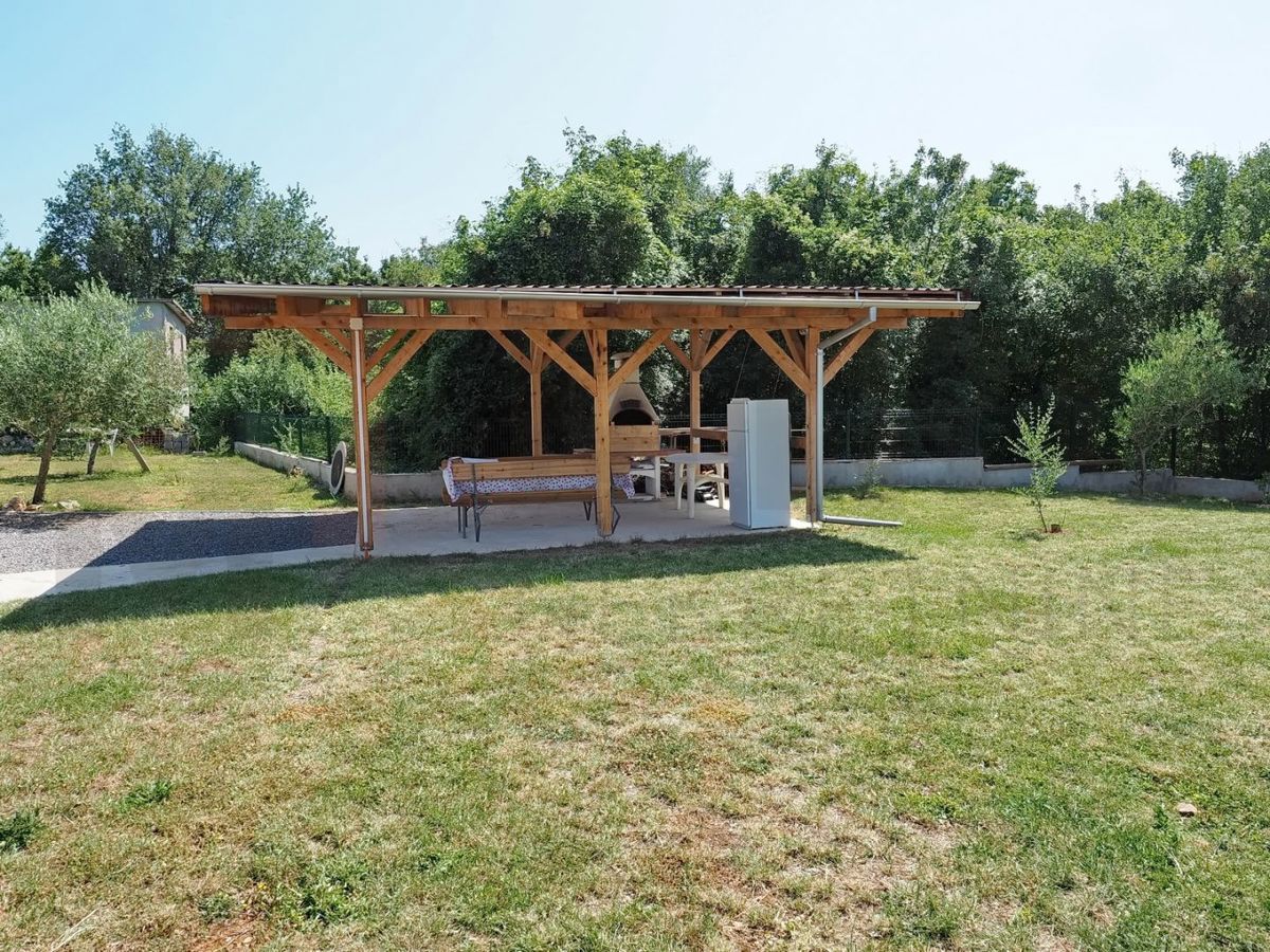 Dobrinj, hiša s 3 apartmaji, bazenom in velikim vrtom, NAPRODAJ!