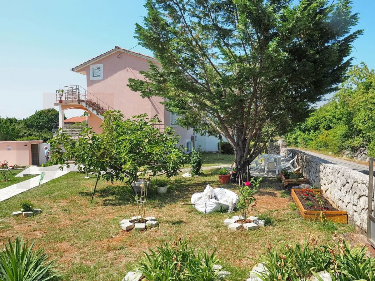 Dobrinj, hiša s 3 apartmaji, bazenom in velikim vrtom, NAPRODAJ!