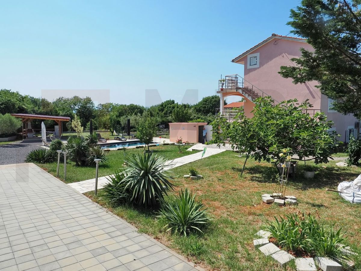 Dobrinj, hiša s 3 apartmaji, bazenom in velikim vrtom, NAPRODAJ!