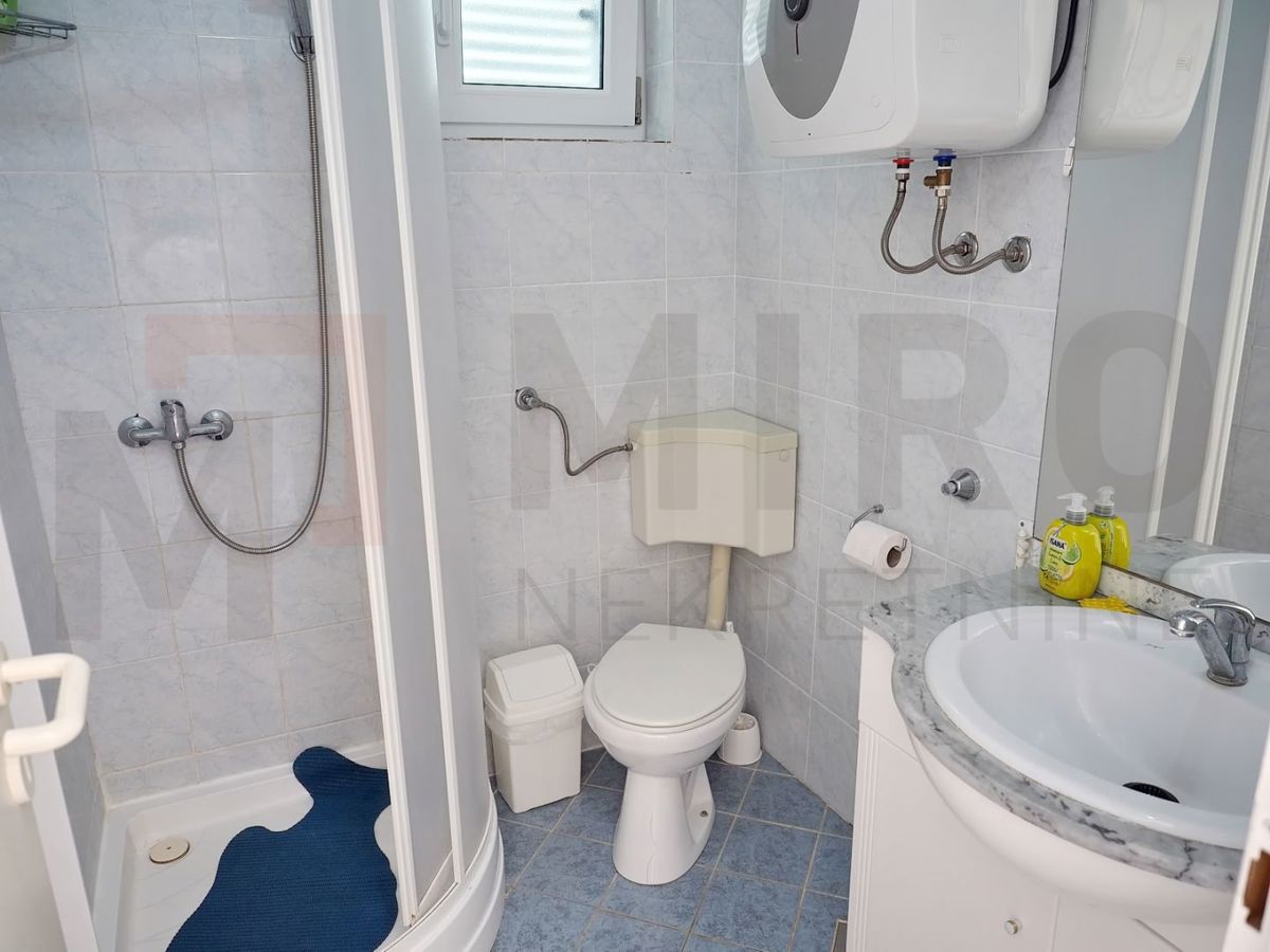 Dobrinj, hiša s 3 apartmaji, bazenom in velikim vrtom, NAPRODAJ!