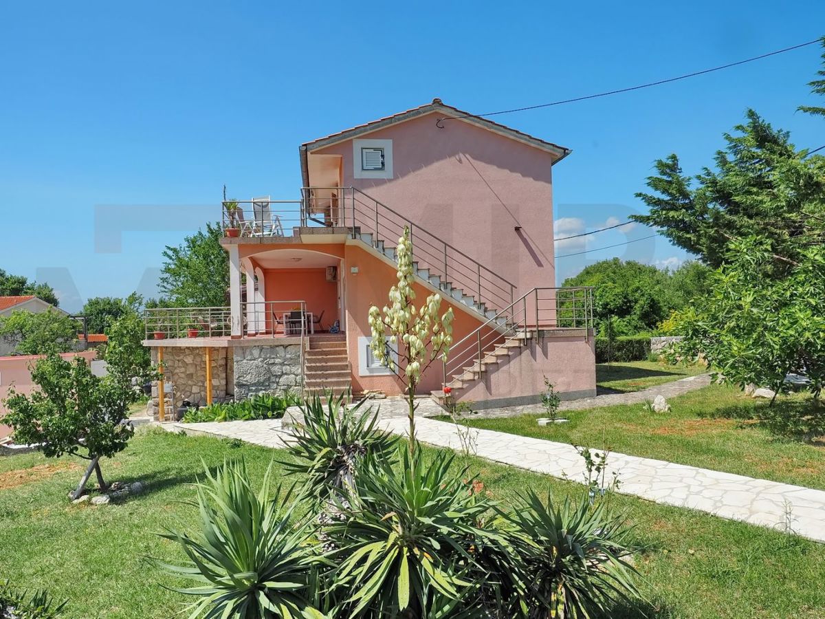 Dobrinj, hiša s 3 apartmaji, bazenom in velikim vrtom, NAPRODAJ!