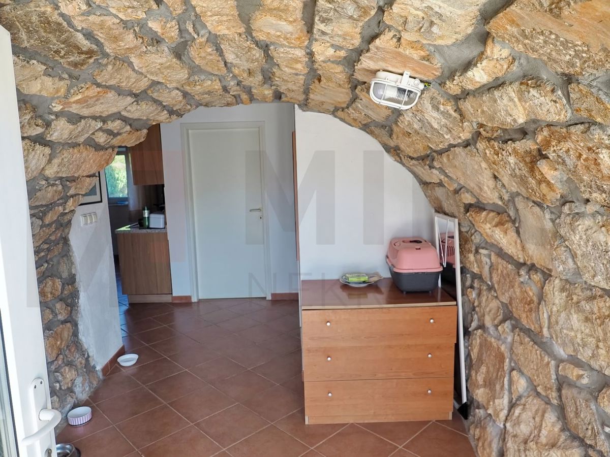 Dobrinj, hiša s 3 apartmaji, bazenom in velikim vrtom, NAPRODAJ!