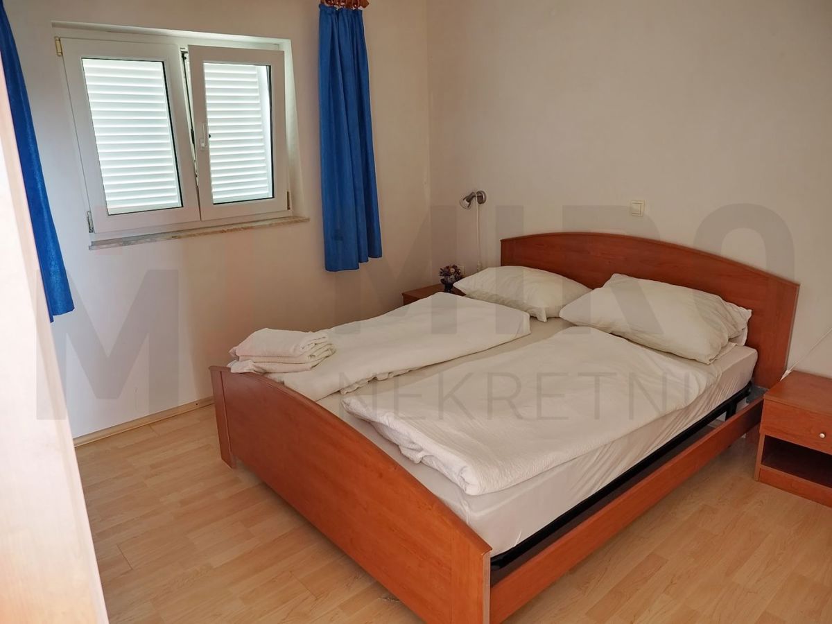 Dobrinj, hiša s 3 apartmaji, bazenom in velikim vrtom, NAPRODAJ!