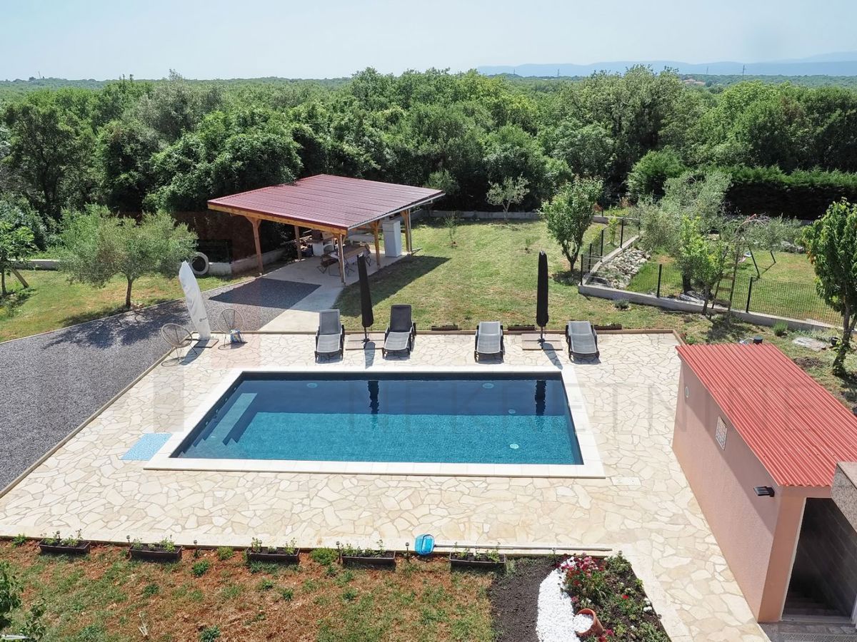 Dobrinj, hiša s 3 apartmaji, bazenom in velikim vrtom, NAPRODAJ!