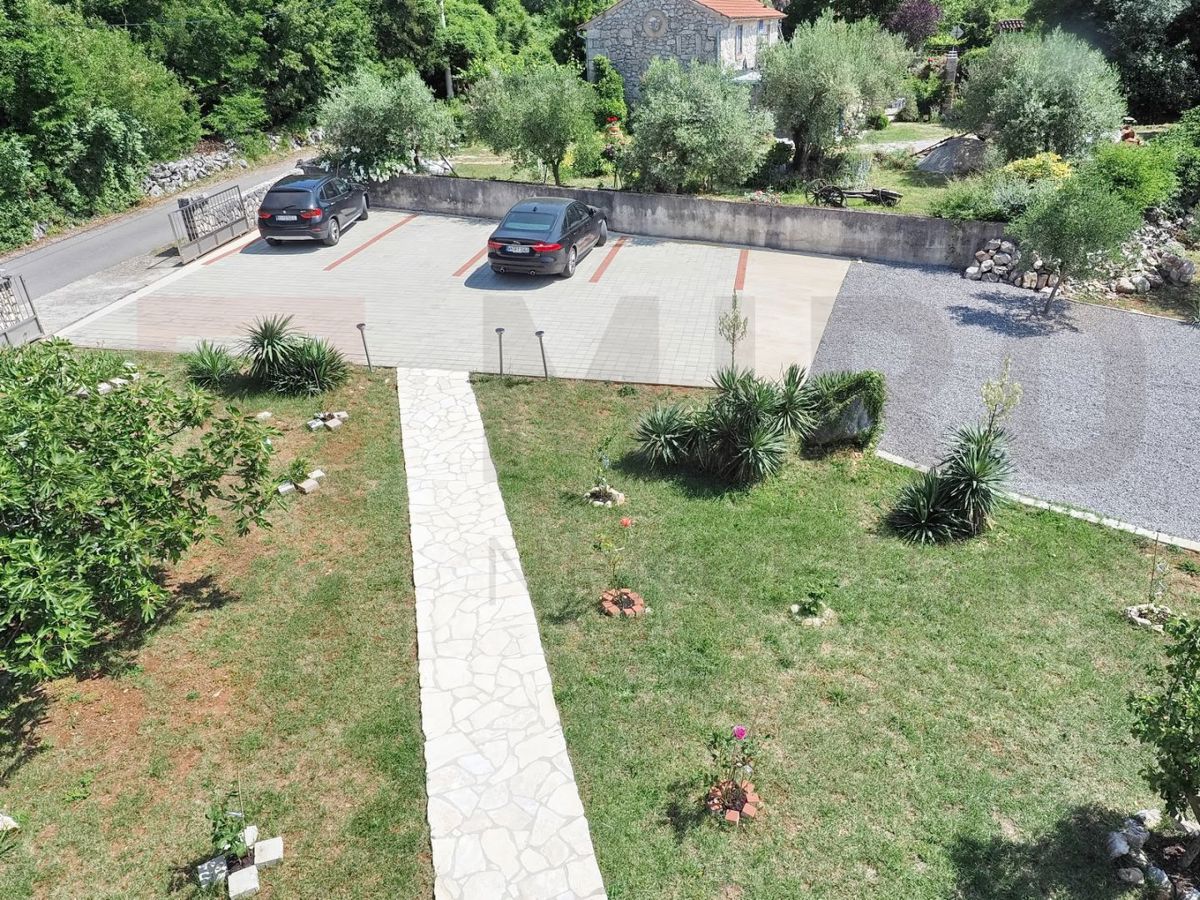 Dobrinj, hiša s 3 apartmaji, bazenom in velikim vrtom, NAPRODAJ!
