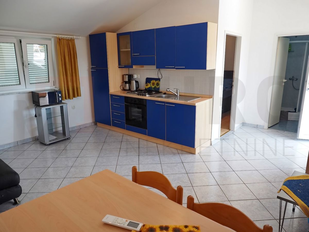 Dobrinj, hiša s 3 apartmaji, bazenom in velikim vrtom, NAPRODAJ!