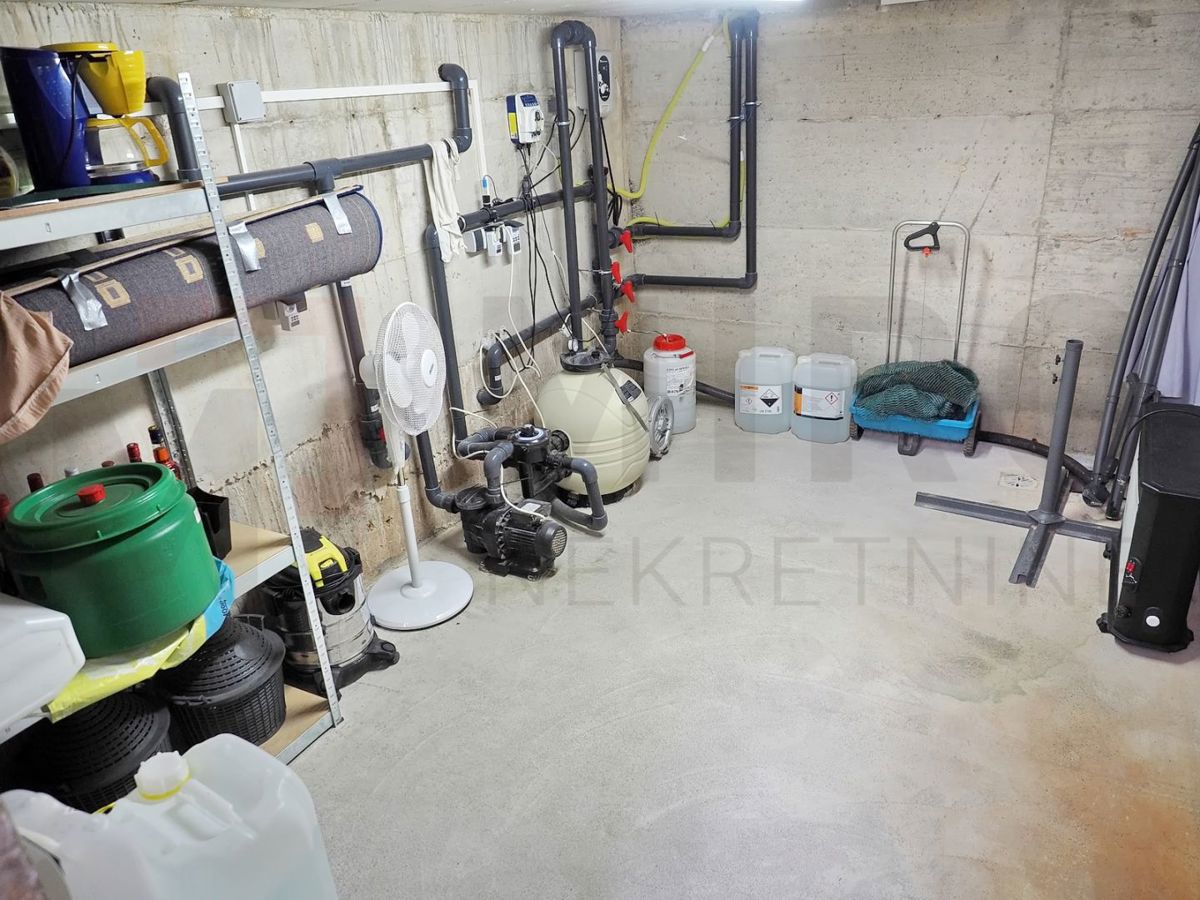 Dobrinj, hiša s 3 apartmaji, bazenom in velikim vrtom, NAPRODAJ!