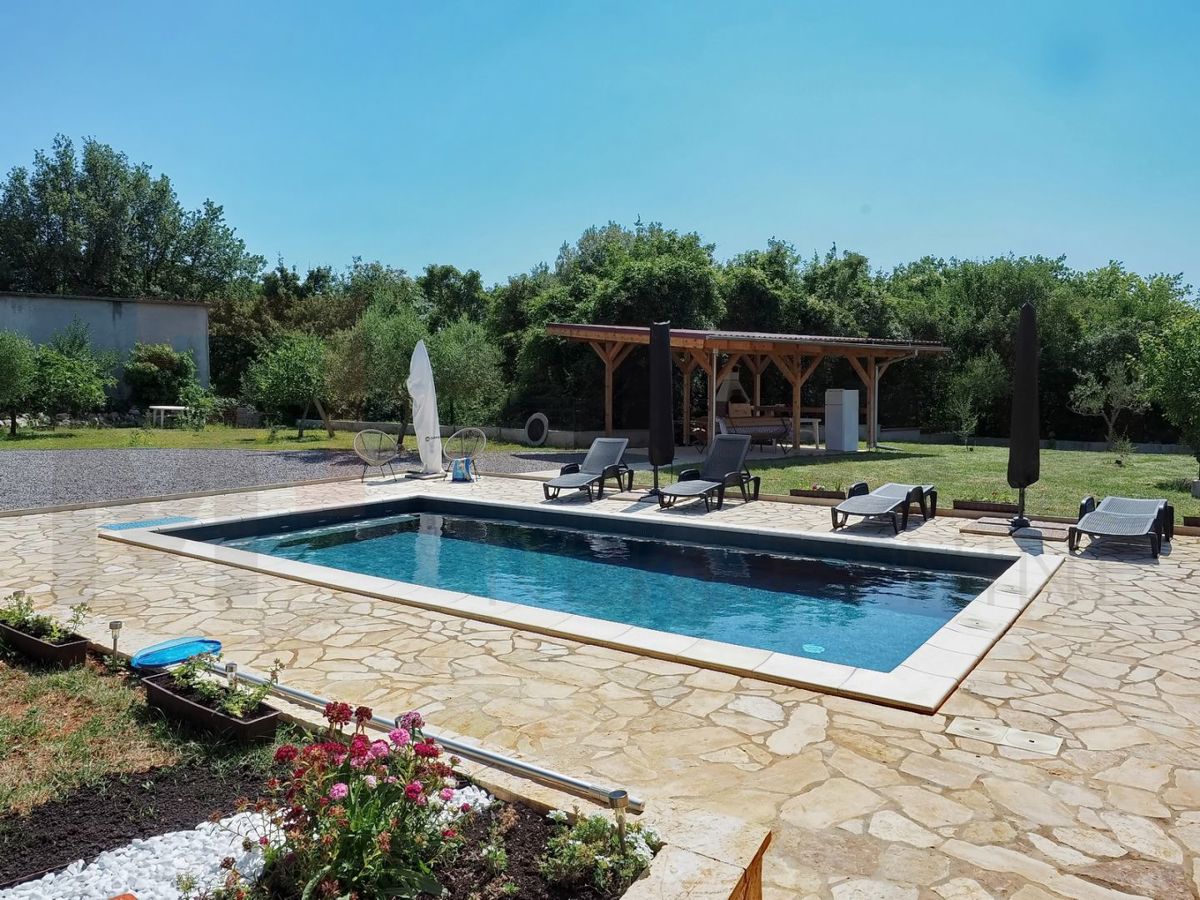Dobrinj, hiša s 3 apartmaji, bazenom in velikim vrtom, NAPRODAJ!