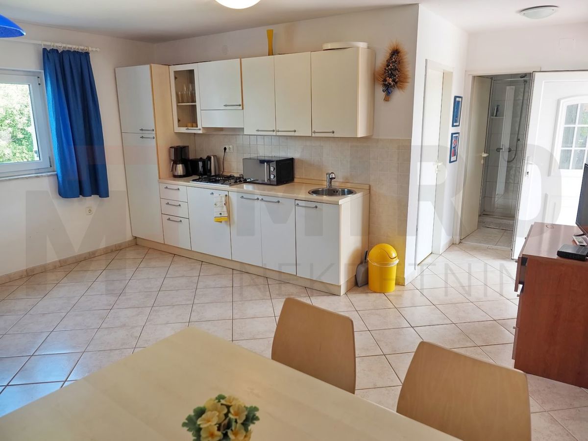 Dobrinj, hiša s 3 apartmaji, bazenom in velikim vrtom, NAPRODAJ!