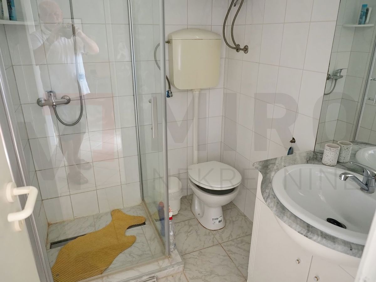Dobrinj, hiša s 3 apartmaji, bazenom in velikim vrtom, NAPRODAJ!