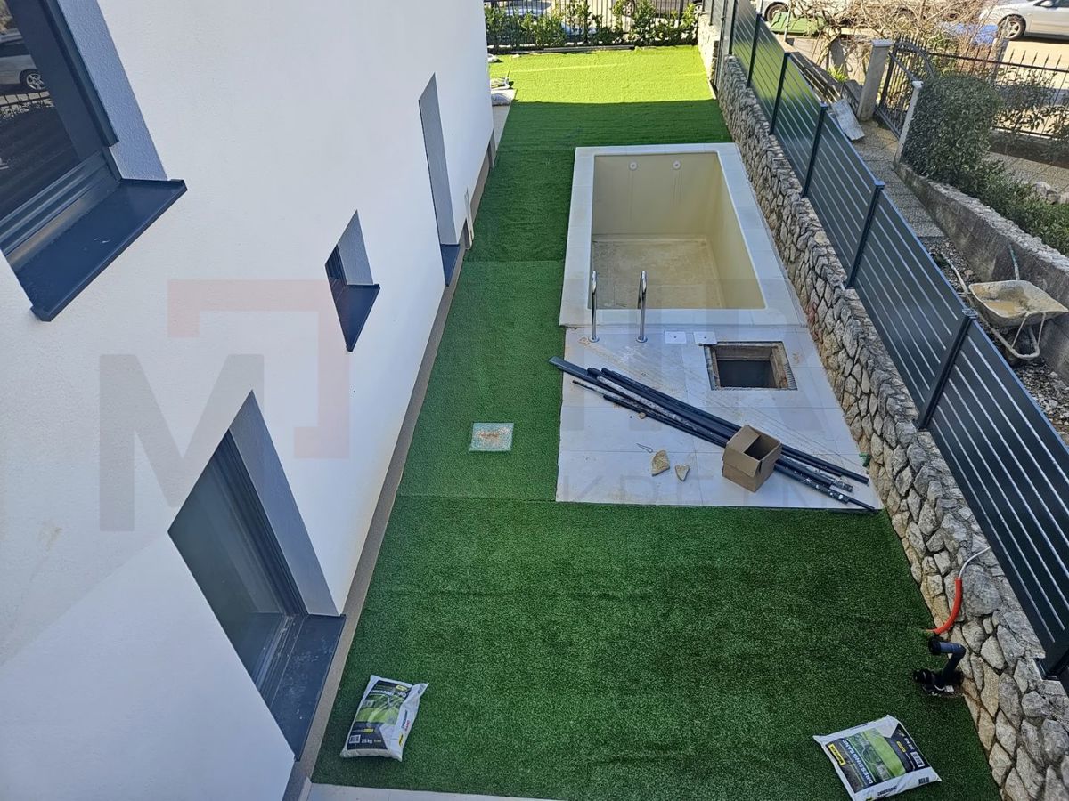 Omišalj, novogradnja, pritličje z bazenom in vrtom! 