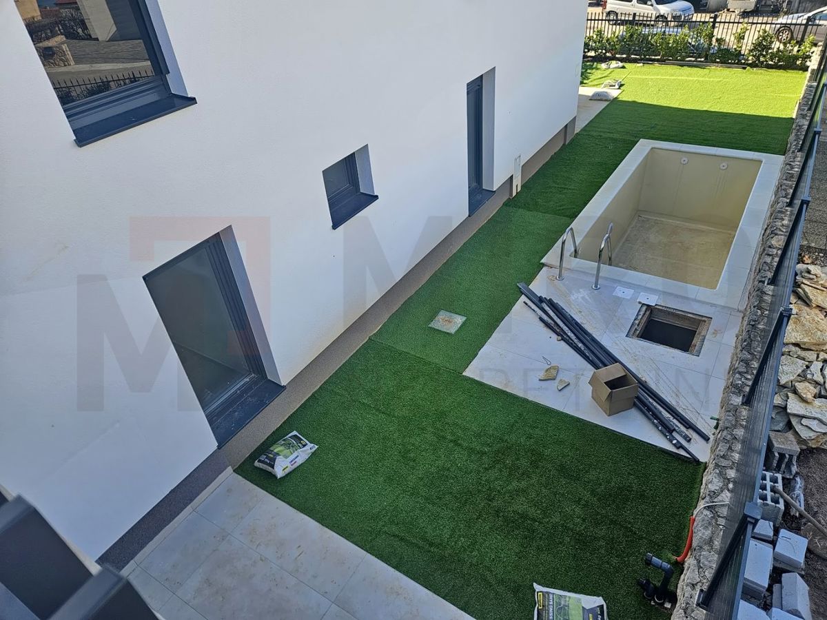 Omišalj, novogradnja, pritličje z bazenom in vrtom! 