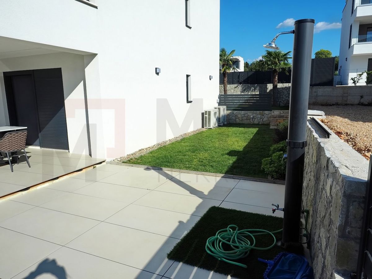 Malinska, moderno opremljen apartma z bazenom in vrtom, PRODAJA!