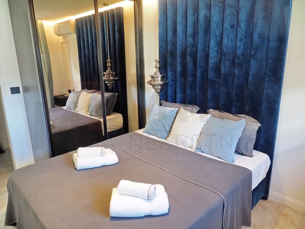 Malinska, moderno opremljen apartma z bazenom in vrtom, PRODAJA!