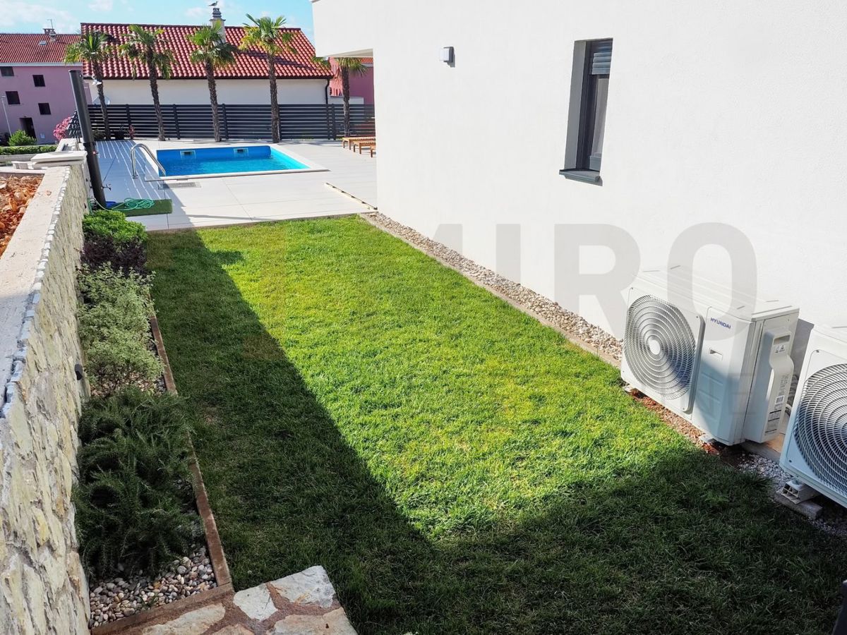 Malinska, moderno opremljen apartma z bazenom in vrtom, PRODAJA!