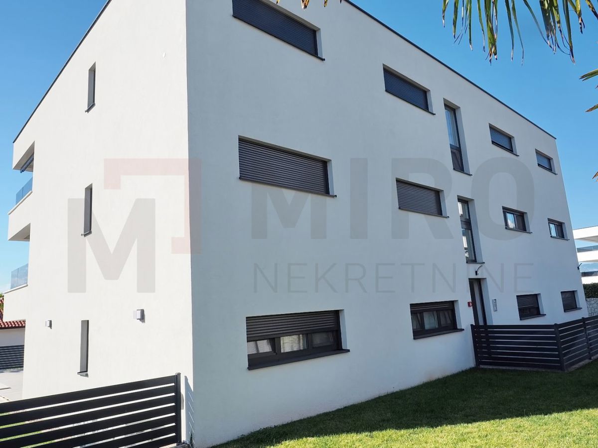 Malinska, moderno opremljen apartma z bazenom in vrtom, PRODAJA!