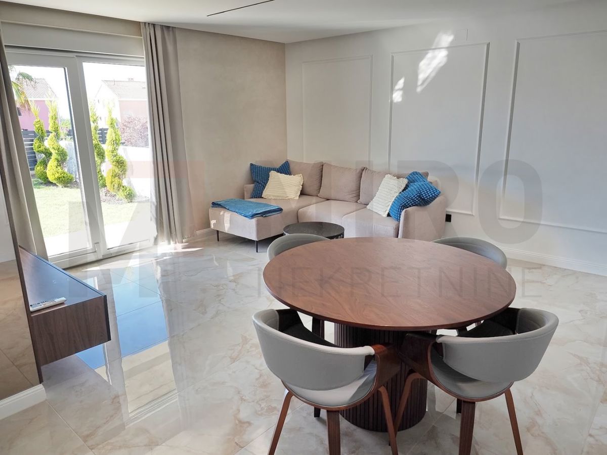 Malinska, moderno opremljen apartma z bazenom in vrtom, PRODAJA!