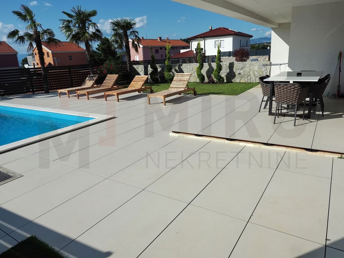 Malinska, moderno opremljen apartma z bazenom in vrtom, PRODAJA!