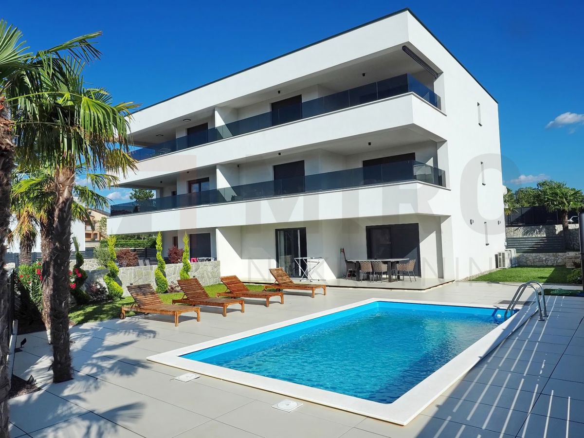 Malinska, moderno opremljen apartma z bazenom in vrtom, PRODAJA!