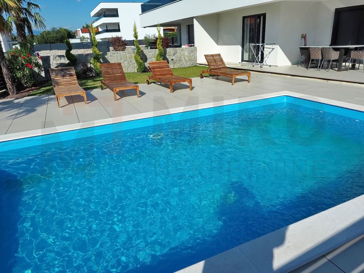 Malinska, moderno opremljen apartma z bazenom in vrtom, PRODAJA!