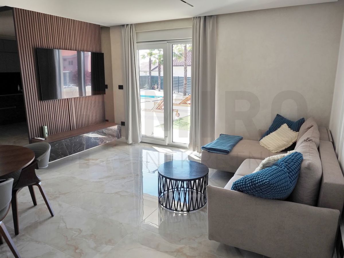 Malinska, moderno opremljen apartma z bazenom in vrtom, PRODAJA!