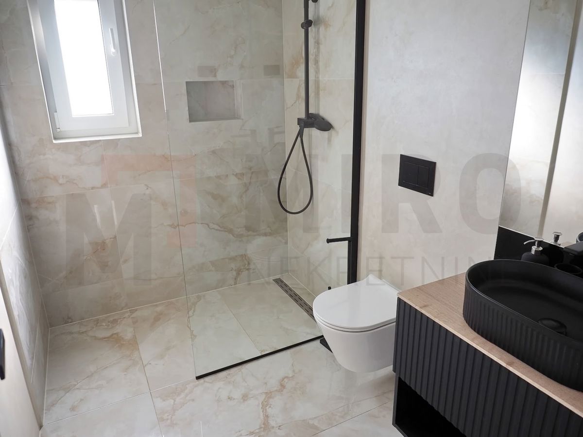 Malinska, moderno opremljen apartma z bazenom in vrtom, PRODAJA!