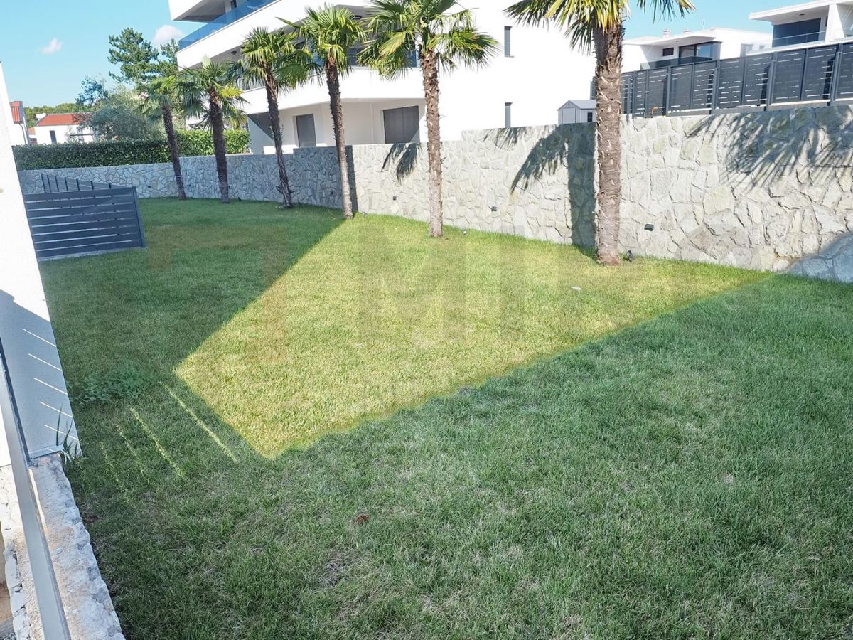 Malinska, moderno opremljen apartma z bazenom in vrtom, PRODAJA!