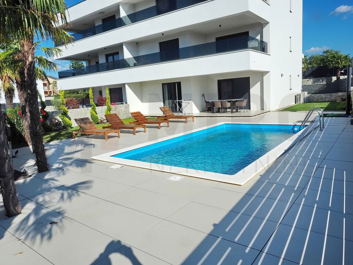 Malinska, moderno opremljen apartma z bazenom in vrtom, PRODAJA!