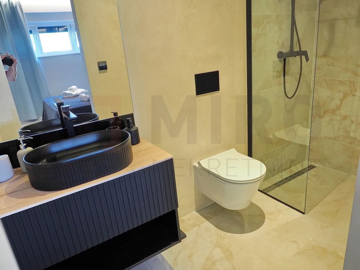 Malinska, moderno opremljen apartma z bazenom in vrtom, PRODAJA!