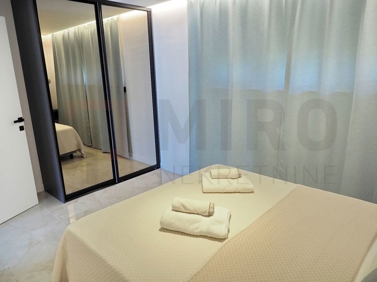 Malinska, moderno opremljen apartma z bazenom in vrtom, PRODAJA!