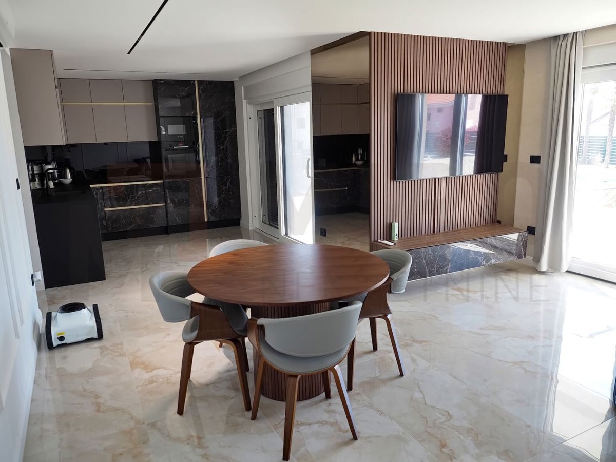 Malinska, moderno opremljen apartma z bazenom in vrtom, PRODAJA!