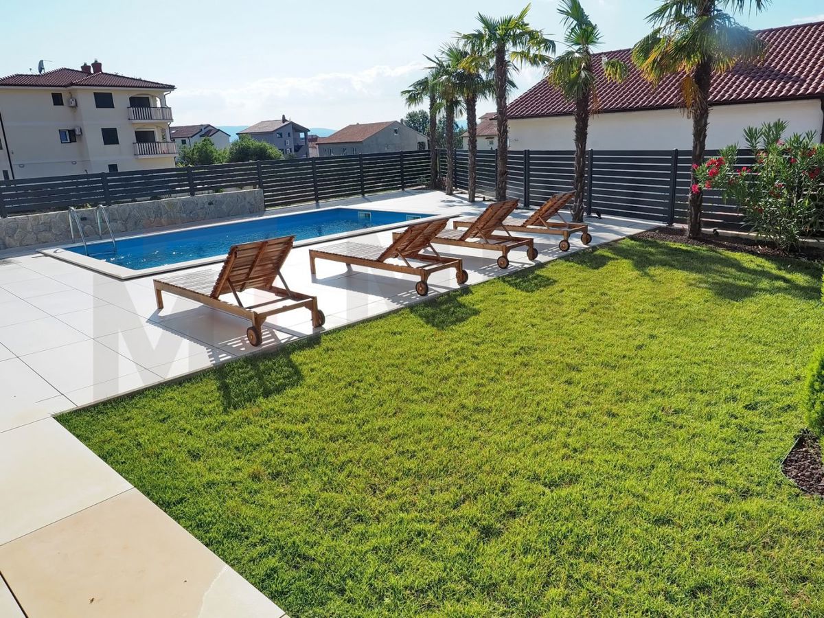 Malinska, moderno opremljen apartma z bazenom in vrtom, PRODAJA!