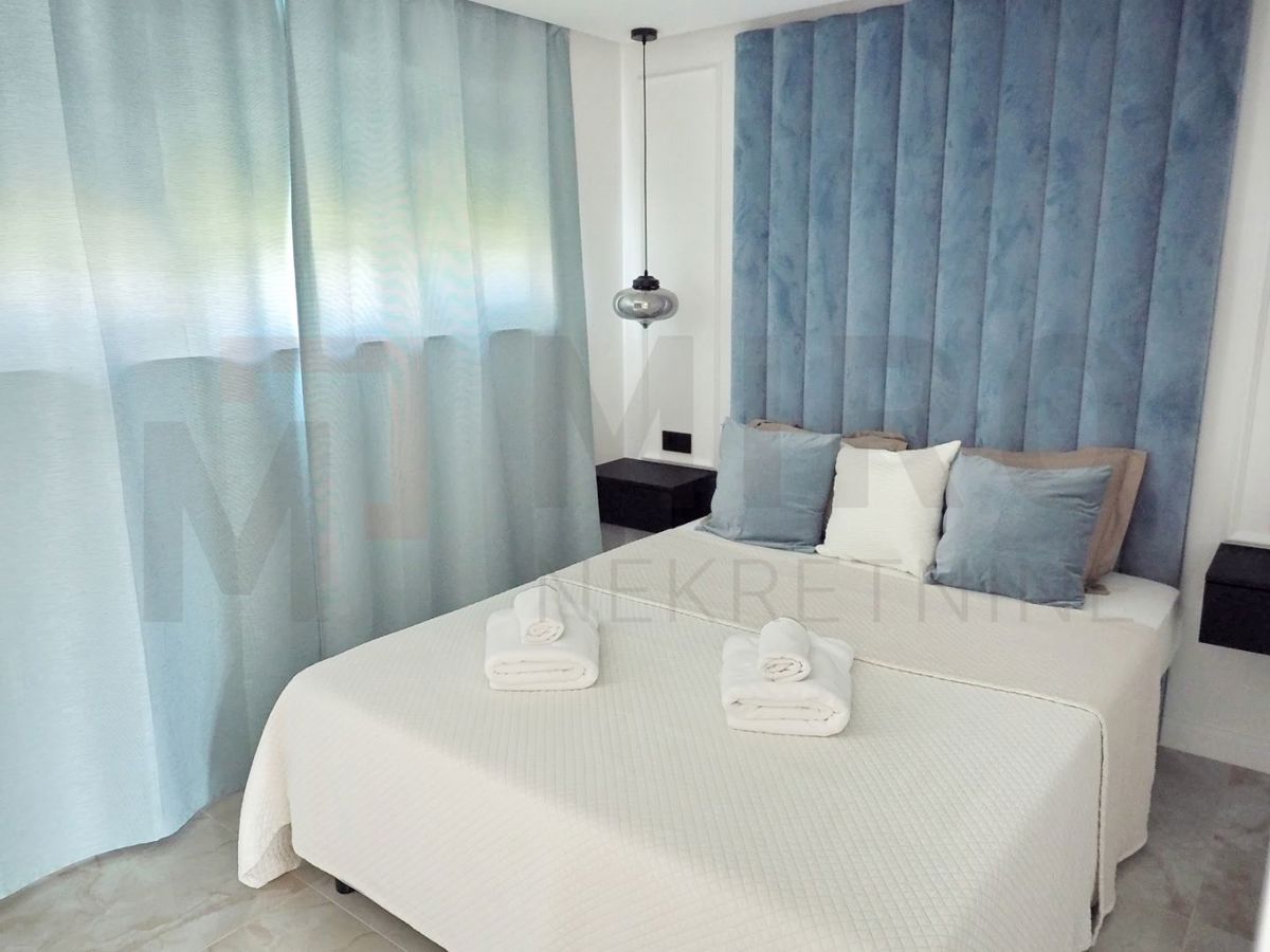 Malinska, moderno opremljen apartma z bazenom in vrtom, PRODAJA!