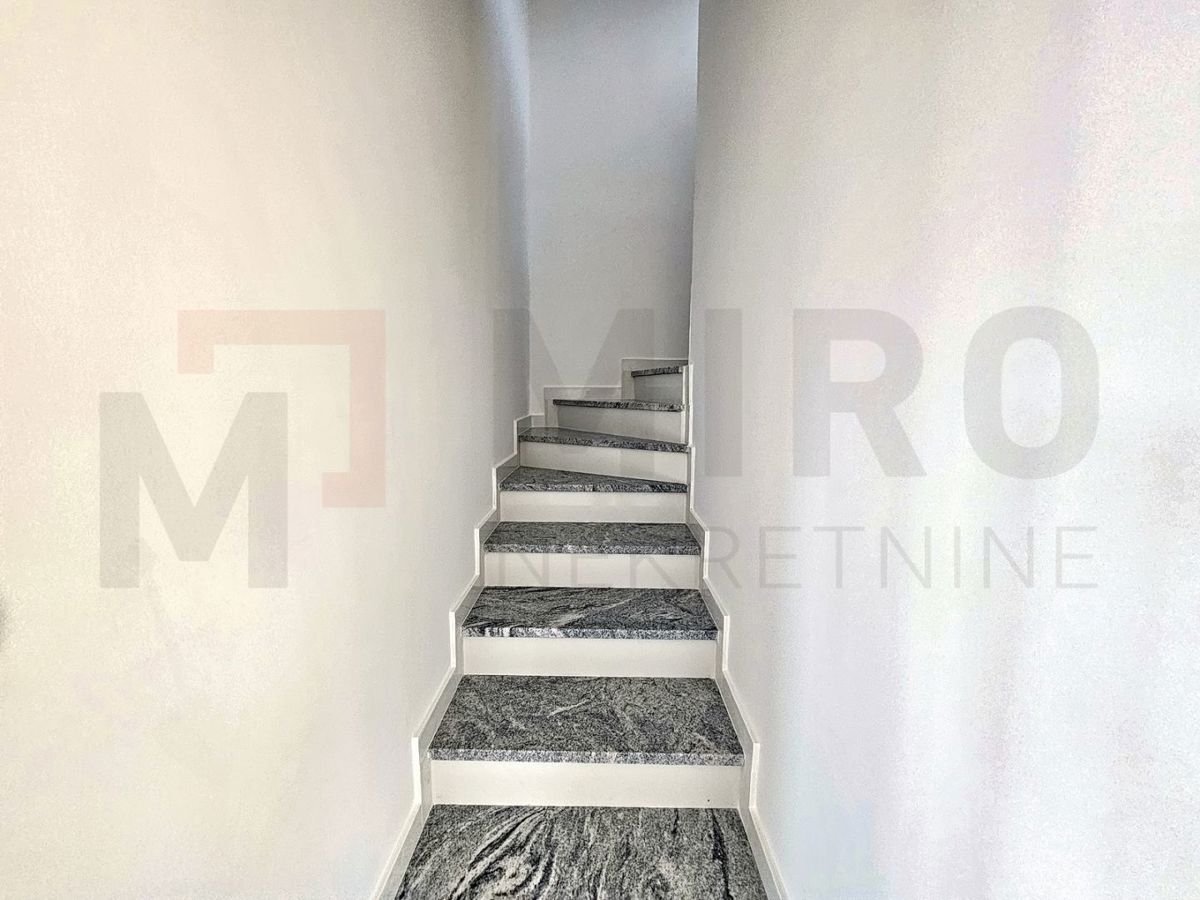 Malinska, novozgrajena polsamostojna hiša z bazenom, PRODAJA!