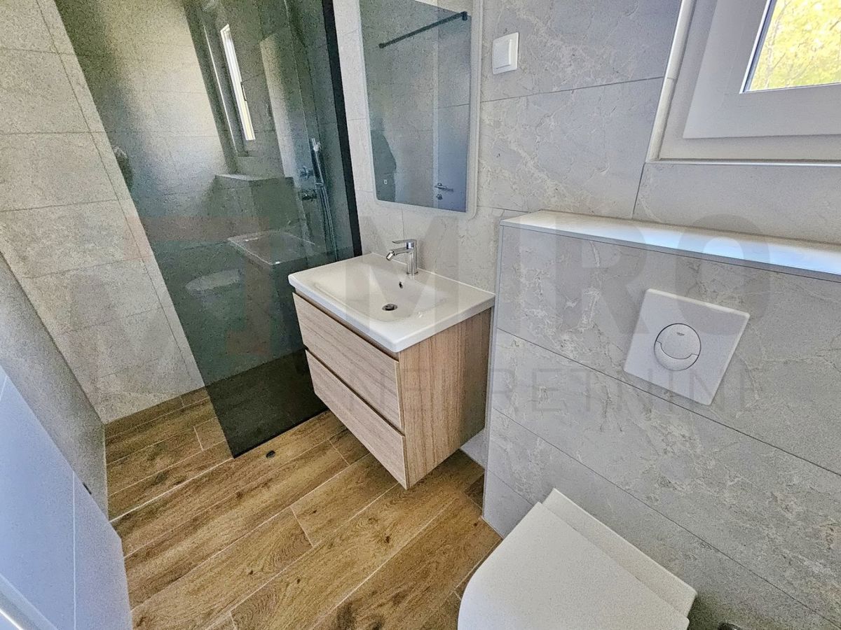 Malinska, novozgrajena polsamostojna hiša z bazenom, PRODAJA!