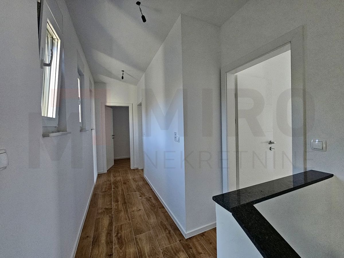 Malinska, novozgrajena polsamostojna hiša z bazenom, PRODAJA!