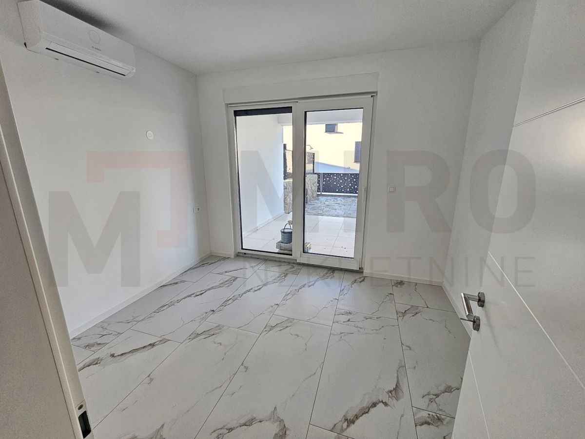 Malinska, novozgrajena polsamostojna hiša z bazenom, PRODAJA!