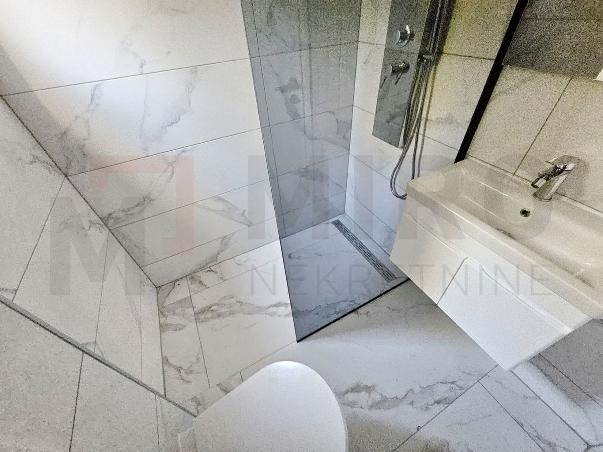 Malinska, novozgrajena polsamostojna hiša z bazenom, PRODAJA!