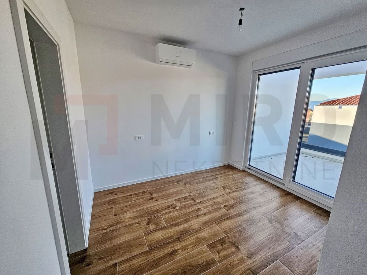 Malinska, novozgrajena polsamostojna hiša z bazenom, PRODAJA!