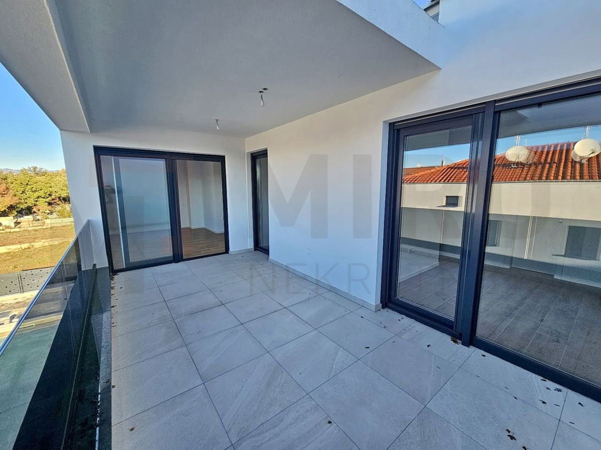 Malinska, novozgrajena polsamostojna hiša z bazenom, PRODAJA!