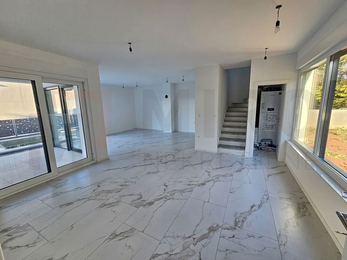 Malinska, novozgrajena polsamostojna hiša z bazenom, PRODAJA!