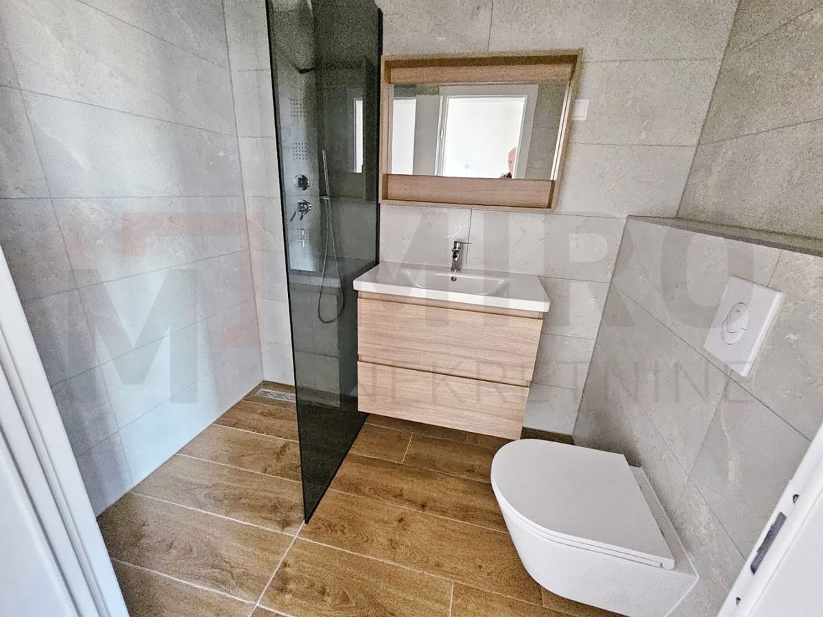 Malinska, novozgrajena polsamostojna hiša z bazenom, PRODAJA!