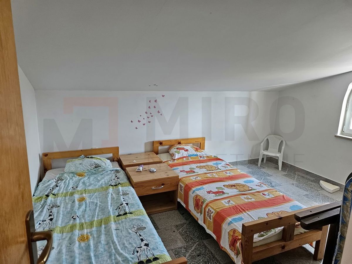 Krk, okolica, dvosobno stanovanje v mansardi, PRODAMO!