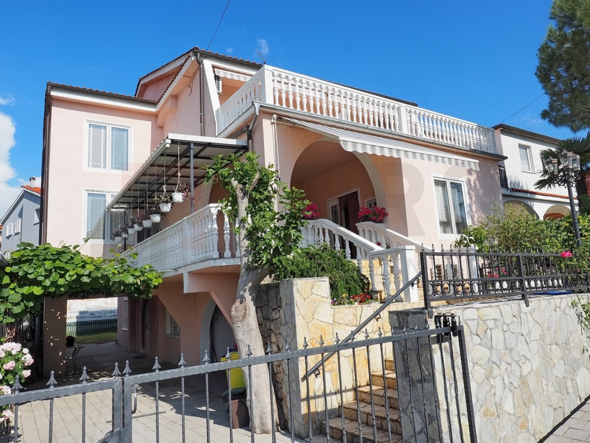 Malinska, dvojček za turizem na odlični lokaciji!