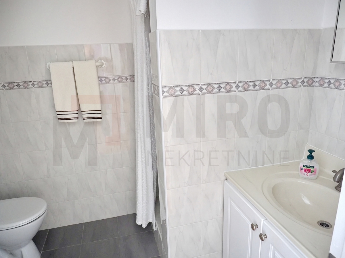 Malinska, dvojček za turizem na odlični lokaciji!