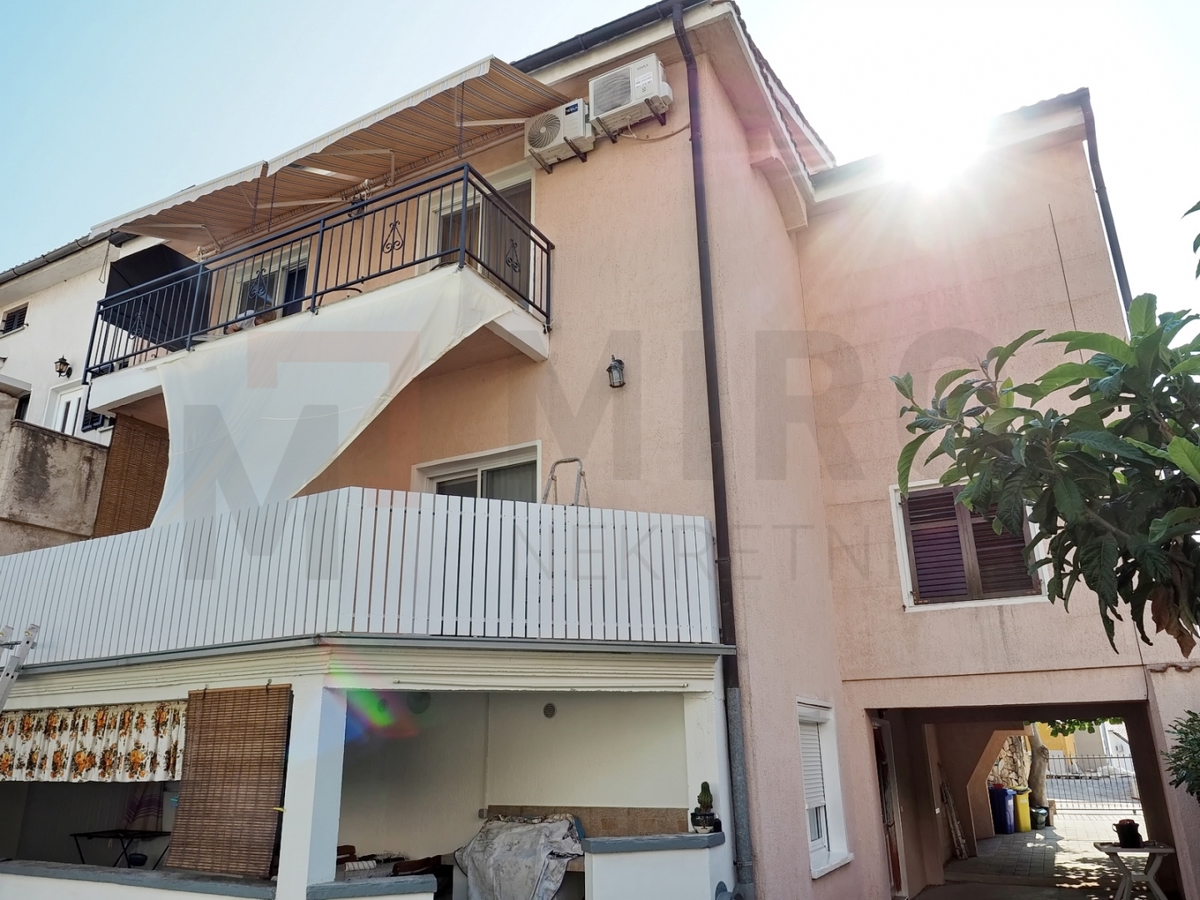 Malinska, dvojček za turizem na odlični lokaciji!