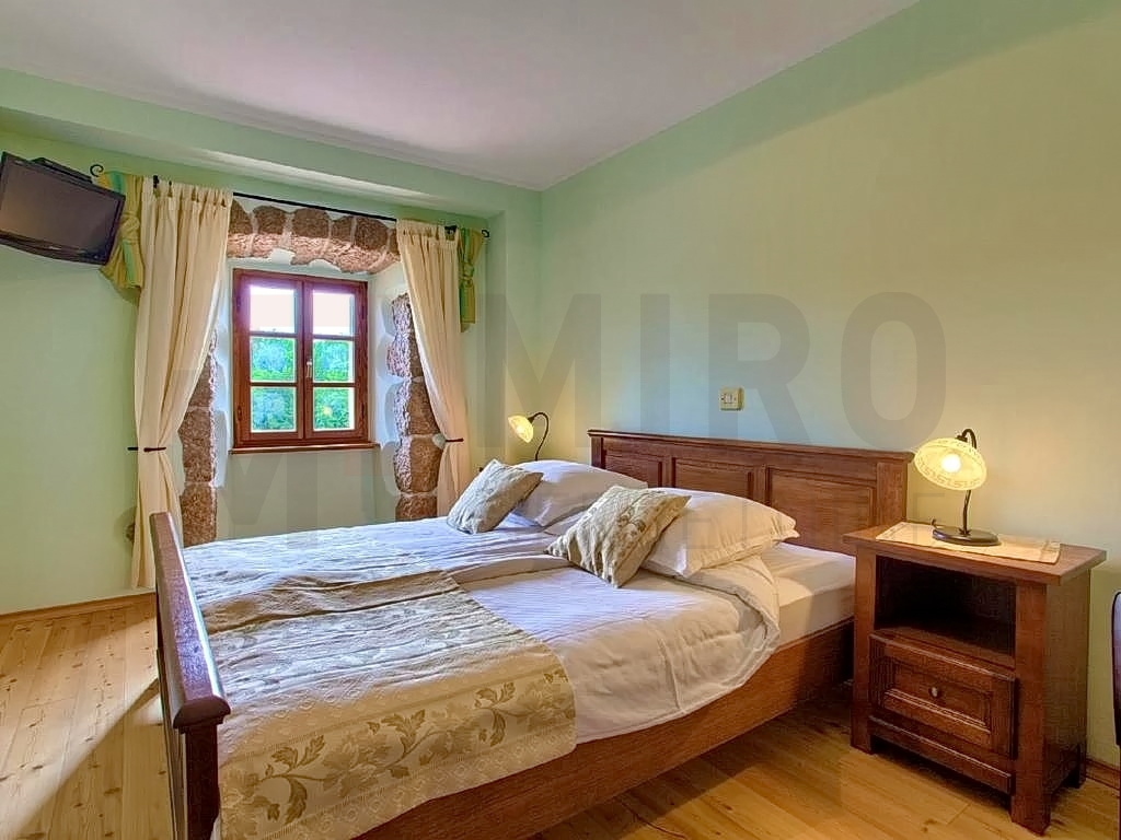 Otok Krk, Dobrinj, kamnita hiša z vrtom in bazenom na mirni lokaciji!